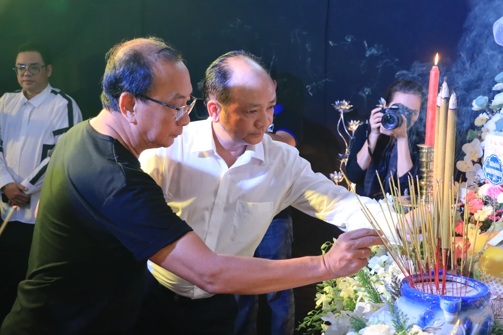 Ông bầu Huỳnh Anh Tuấn thắp nhang tiễn biệt NSND Diệp Lang