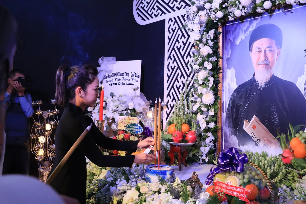 NSƯT Thanh Thuý, Phó GĐ Sở VH&amp;TT thắp nhang cho nghệ sĩ Diệp Lang. Ảnh: H.N