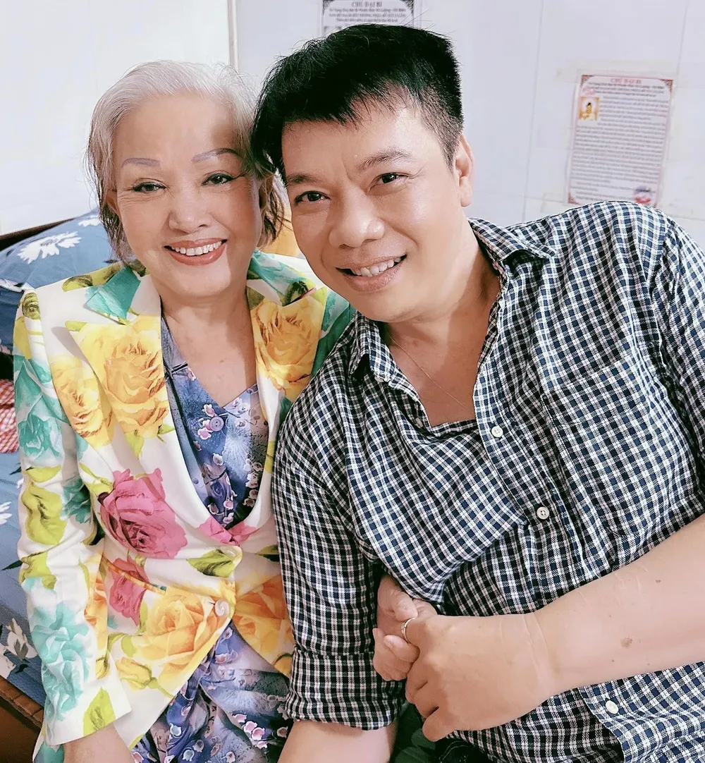 Nghệ sĩ Hồng Nga và con trai nuôi, ca sĩ Vỹ Khang. Ảnh: FBNV Nghệ sĩ Hồng Nga và con trai nuôi, ca sĩ Vỹ Khang. Ảnh: FBNV