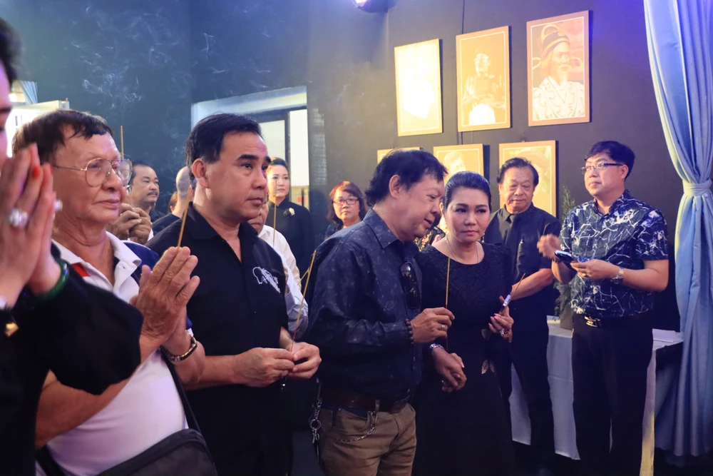 Từ trái sang: Họa sĩ Văn Tòng, nghệ sĩ Quyền Linh, Ngọc Huyền, Minh Tiến thắp nhang tưởng niệm nghệ sĩ Diệp Lang.