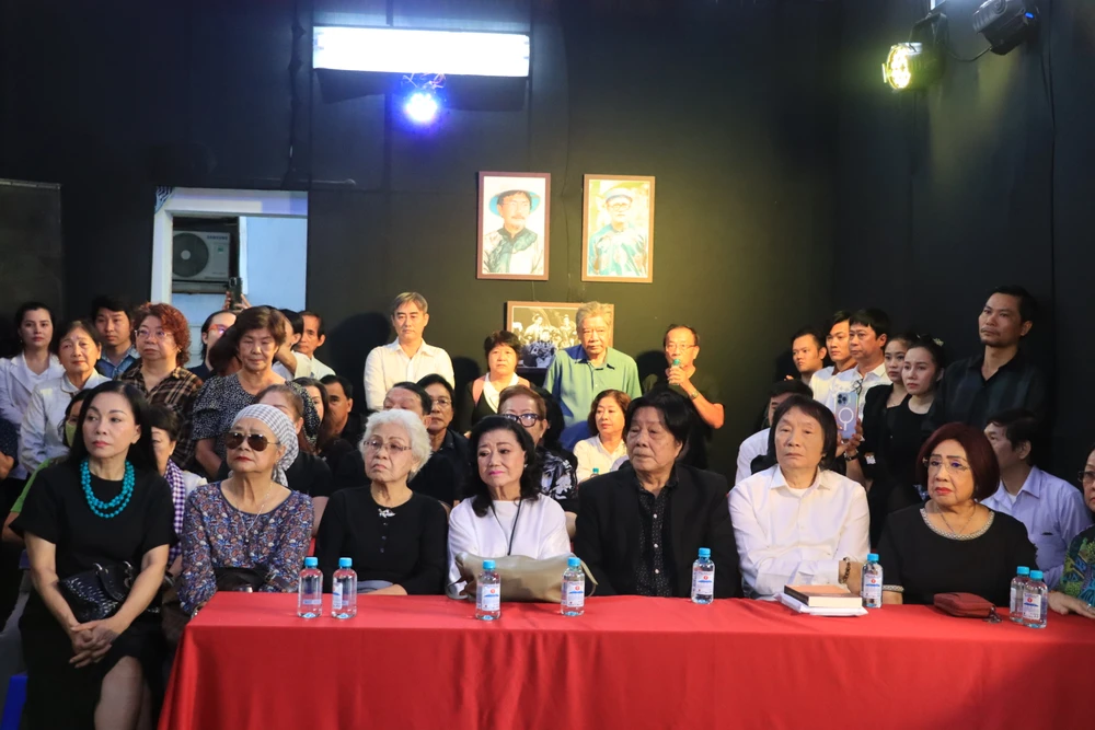 Nhiều nghệ sĩ gạo cội tề tựu về, cùng tưởng nhớ về người nghệ sĩ cải lương tài danh. Ảnh: H.N