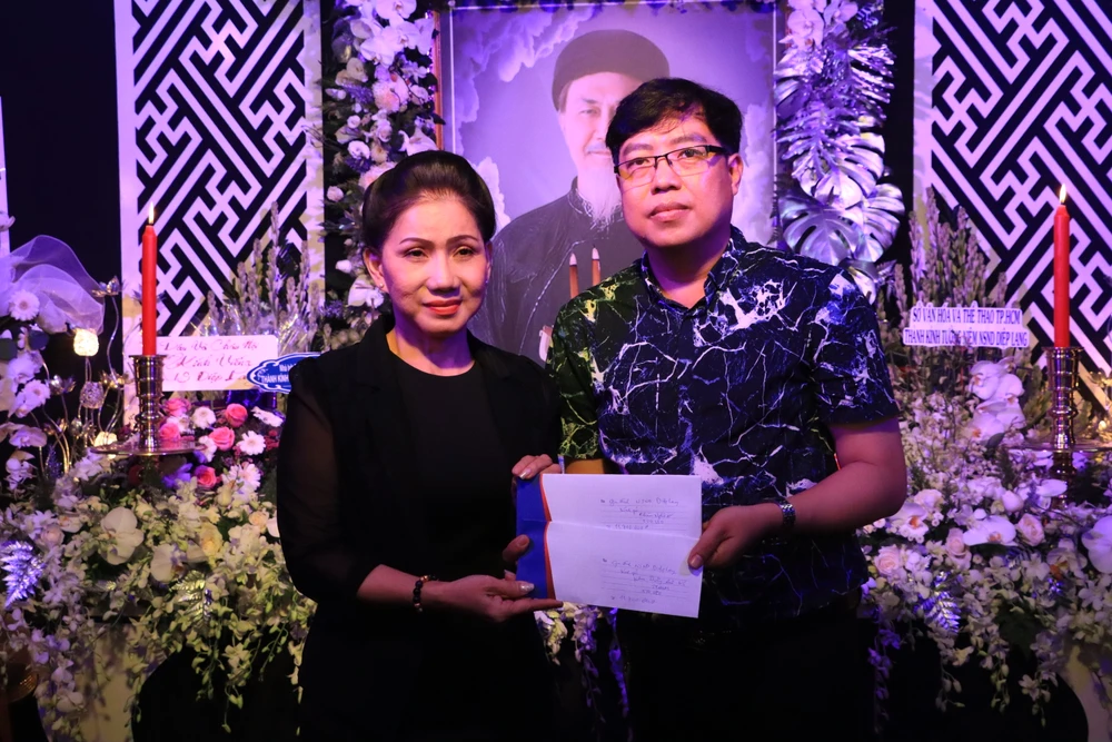 NSƯT Phượng Loan và đạo diễn Thanh Hiệp nhận tiền ủng hộ từ gia đình NSND Diệp Lang