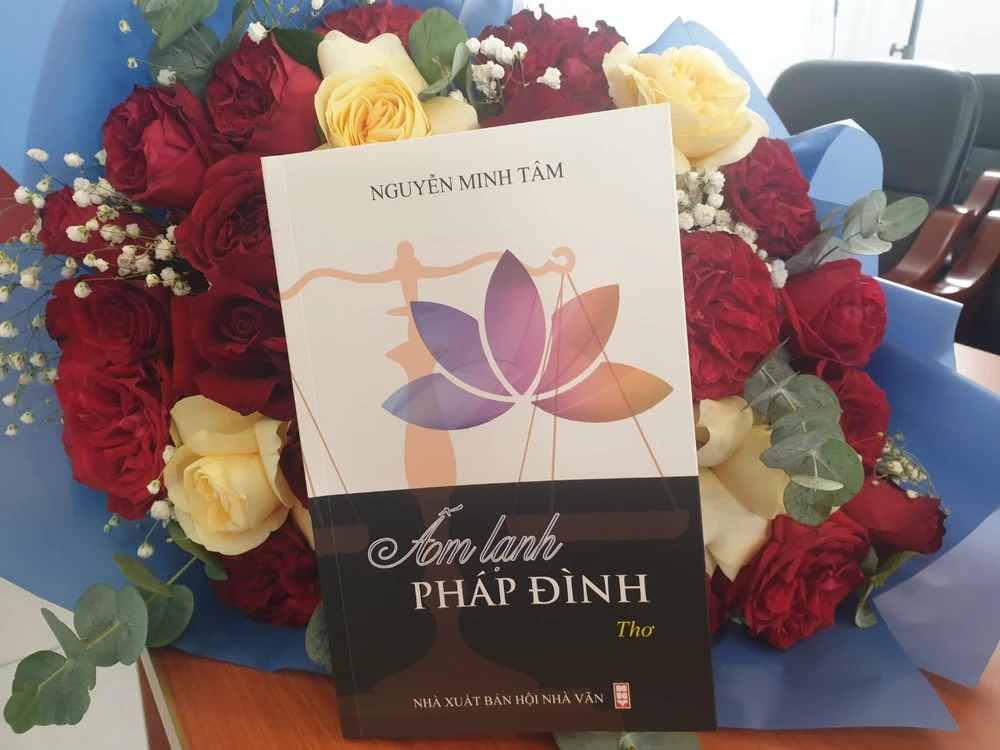 Tập thơ "Ấm lạnh pháp đình" của luật sư, nhà thơ Nguyễn Minh Tâm. Ảnh: HÀ NGUYỄN