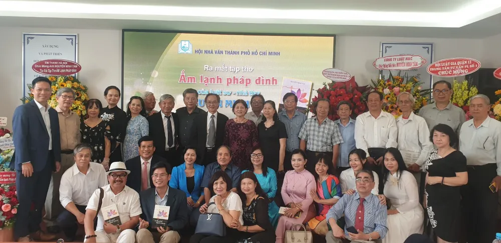 Đông đảo bạn bè luật sư, văn chương đến chúc mừng luật sư, nhà thơ Nguyễn Minh Tâm