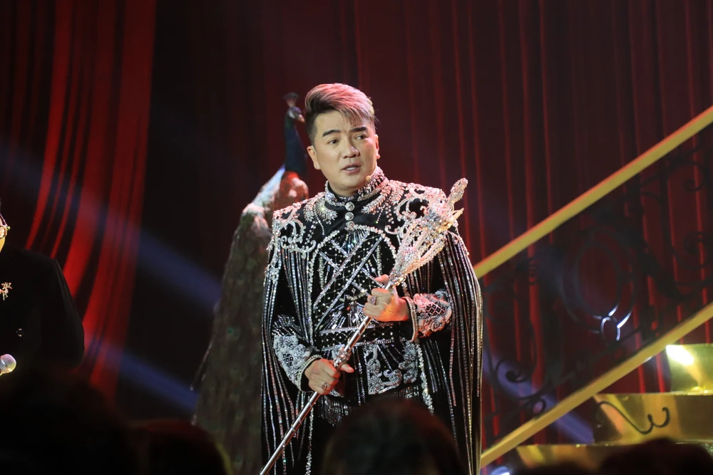 Đàm Vĩnh Hưng xuất hiện mở màn buổi họp báo. Ảnh: HÀ NGUYỄN