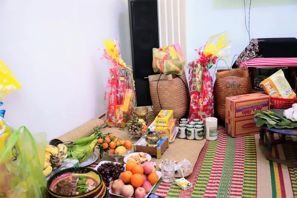 Sau khi đi tảo mộ về các gia đình dù giàu hay nghèo đều chọn nơi trang trọng nhất kê ván, trải chiếu làm lễ cúng gia tiên. Đây là nơi để cho con cháu đốt trầm hương tưởng nhớ gia tiên. Sau khi đi tảo mộ về các gia đình dù giàu hay nghèo đều chọn nơi trang trọng nhất kê ván, trải chiếu làm lễ cúng gia tiên. Đây là nơi để cho con cháu đốt trầm hương tưởng nhớ gia tiên.