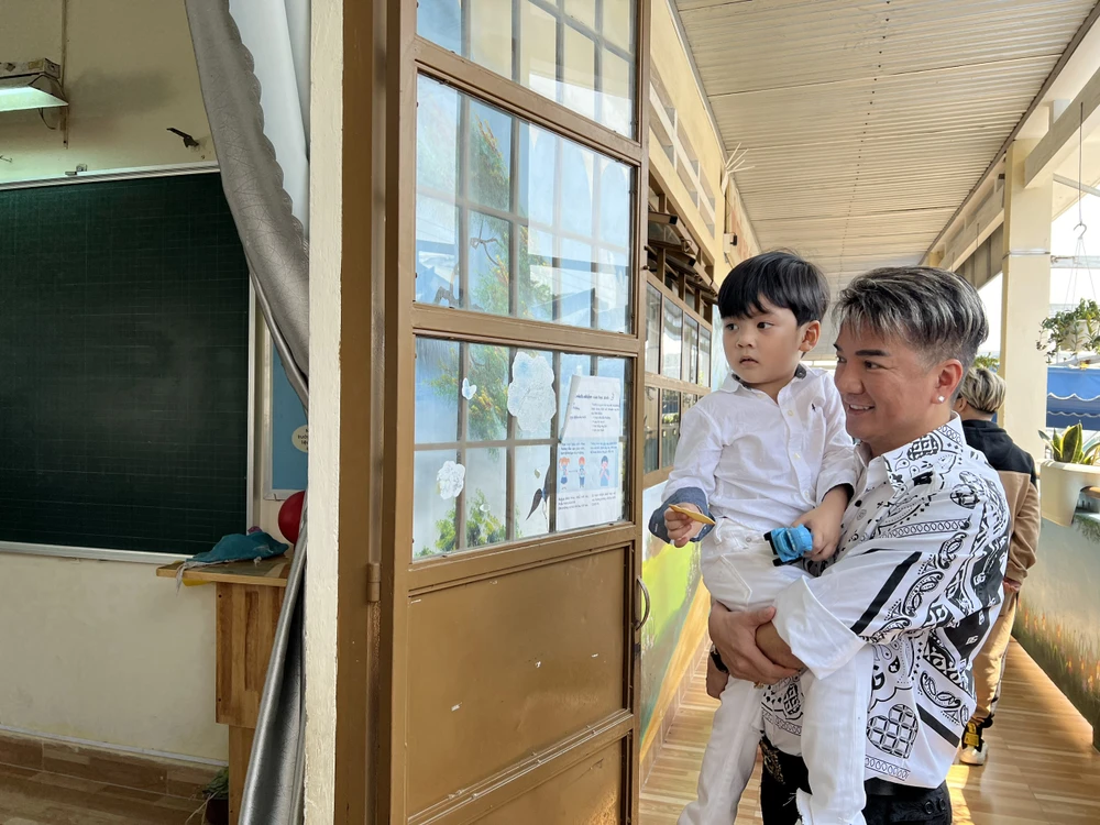 Ca sĩ Đàm Vĩnh Hưng và con trai trong chuyến từ thiện. Ảnh: NSCC