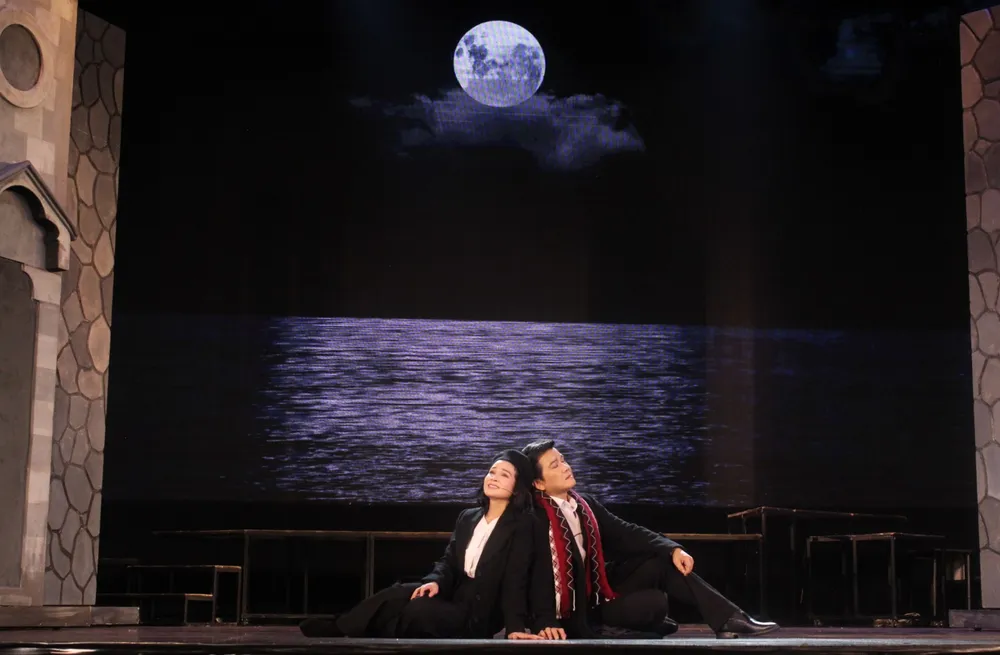 NSƯT Lê Tứ (phải) trong vở Câu hò đất mẹ. Ảnh: NINH LỘC NSƯT Lê Tứ (phải) trong vở Câu hò đất mẹ. Ảnh: NINH LỘC