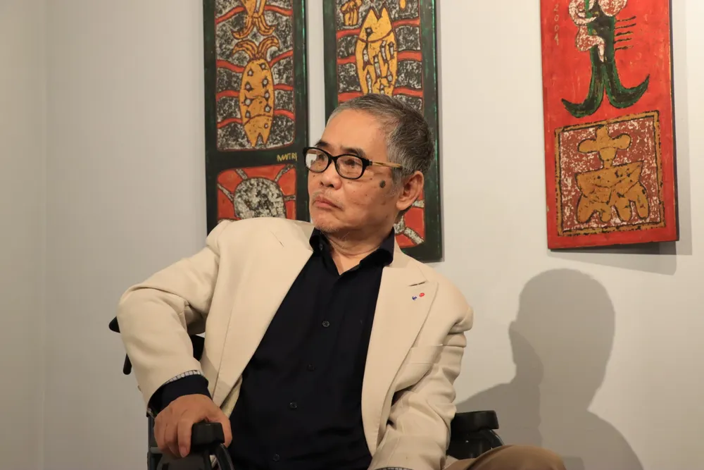 Họa sĩ Đào Minh Tri tại triển lãm "Ngược dòng- nửa thế kỷ hội họa". Ảnh: HÀ NGUYỄN Họa sĩ Đào Minh Tri tại triển lãm "Ngược dòng- nửa thế kỷ hội họa". Ảnh: HÀ NGUYỄN