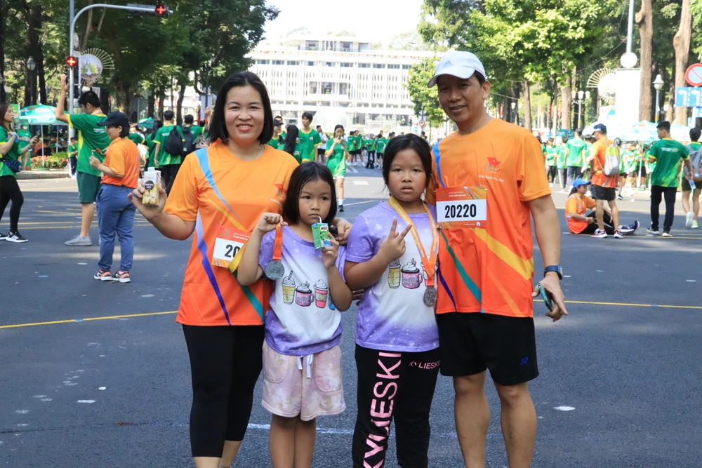 Có thói quen chạy bộ hằng ngày, anh Trần Thanh Đông (quận Gò Vấp) bày tỏ niềm vui khi thành phố tổ chức một ngày hội rất ý nghĩa. "Sau một tuần làm việc thì dịp cuối tuần tham gia hoạt động thể dục thể thao rất vui. Đây cũng là dịp để các con cùng tôi và bà xã chạy cùng nhau"- anh Đông cho hay.