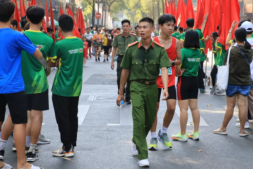 Đông đảo người dân, lực lượng công an cũng tham gia sự kiện sáng 26-3.