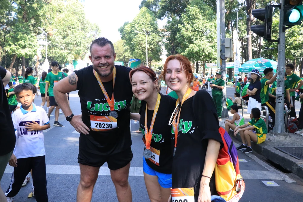 Nhiều du khách cũng hào hứng tham gia ngày hội và nhận huy chương sau khi hoàn thành lộ trình.