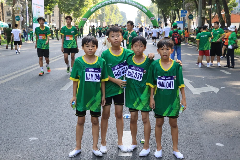 Em Nguyễn Phi Hùng (thứ 2 từ trái sang) hiện là học sinh lớp 5/6 trường tiểu học Bình Khánh cùng những người bạn sau khi hoàn thành lộ trình chạy. Phi Hùng cho biết: "Qua cuộc điền kinh này, em cảm thấy rất vui. Đây là dịp để em cùng các bạn rèn luyện sức khoẻ. Em cũng hi vọng những ngày hội như vậy sẽ được tổ chức thường xuyên".