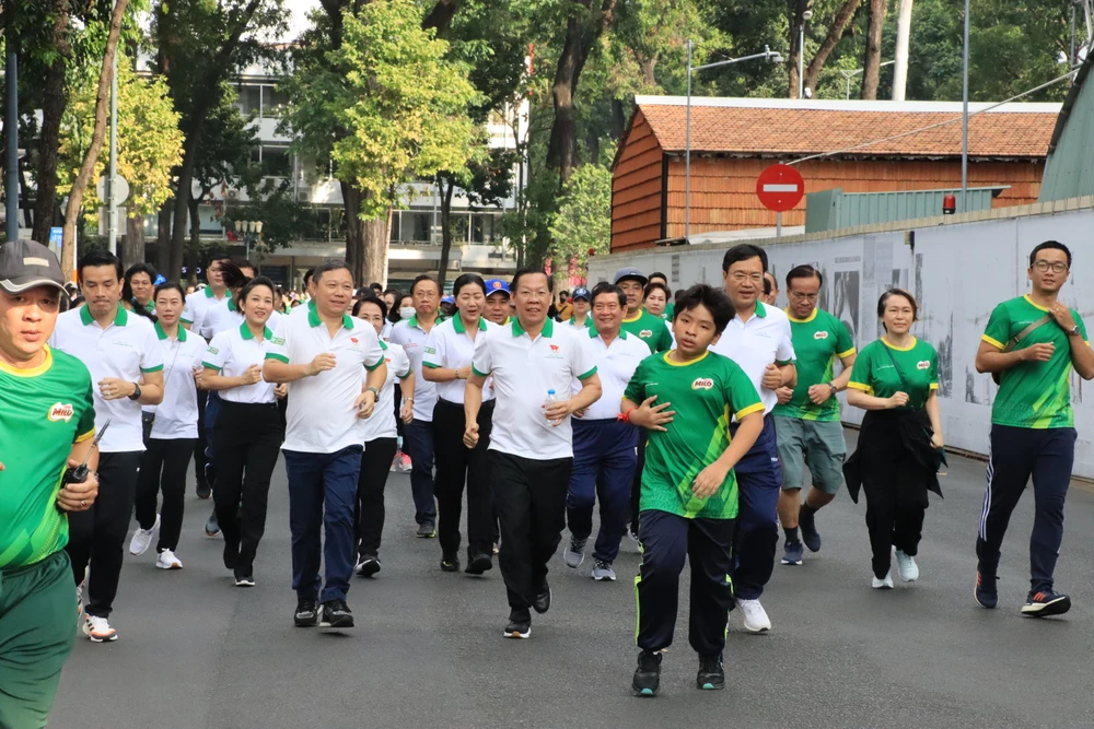 Chủ tịch TP.HCM Phan Văn Mãi cùng lãnh đạo các sở, ban, ngành tham dự sự kiện cùng người dân. Ảnh: H.N