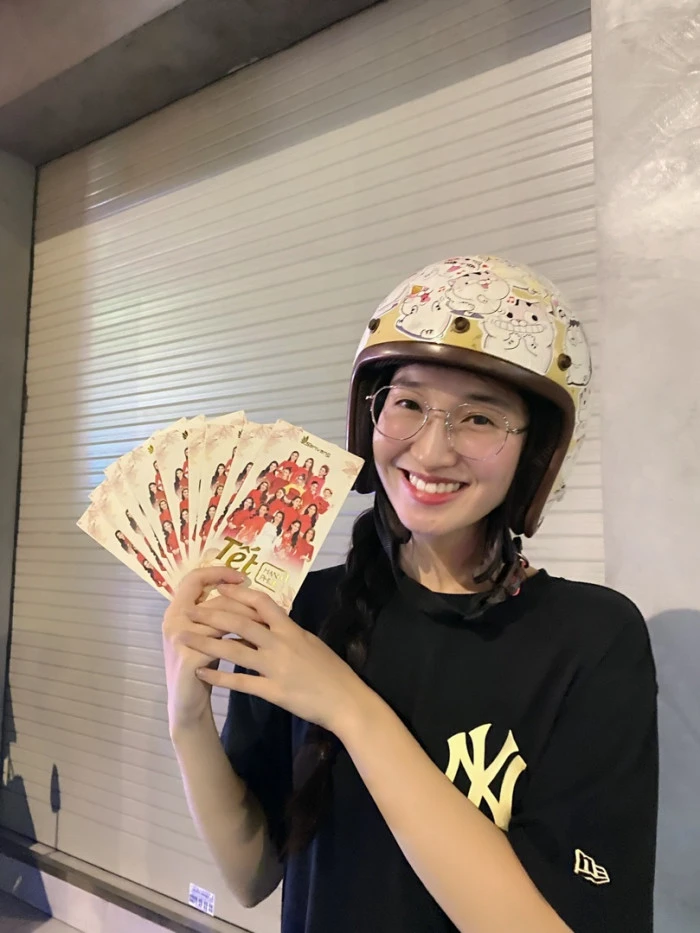 Á hậu Phương Nhi lái xe máy đi tặng quà cho người vô gia cư. Ảnh: FBNV Á hậu Phương Nhi lái xe máy đi tặng quà cho người vô gia cư. Ảnh: FBNV