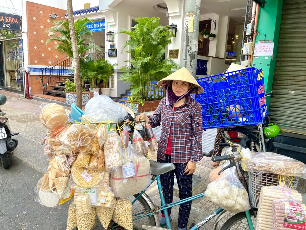 Hình ảnh chị Lan (32 tuổi) đang đạp xe bán bánh trên con đường Nguyễn Thiện Thuật (quận 3). Ảnh: THỦY TÂM Hình ảnh chị Lan (32 tuổi) đang đạp xe bán bánh trên con đường Nguyễn Thiện Thuật (quận 3). Ảnh: THỦY TÂM