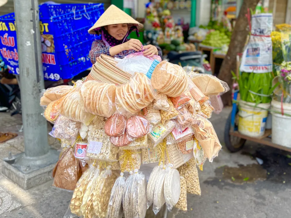 Chiếc xe đạp nhỏ chở đa dạng các loại bánh. Ảnh: THUỶ TÂM Chiếc xe đạp nhỏ chở đa dạng các loại bánh. Ảnh: THUỶ TÂM