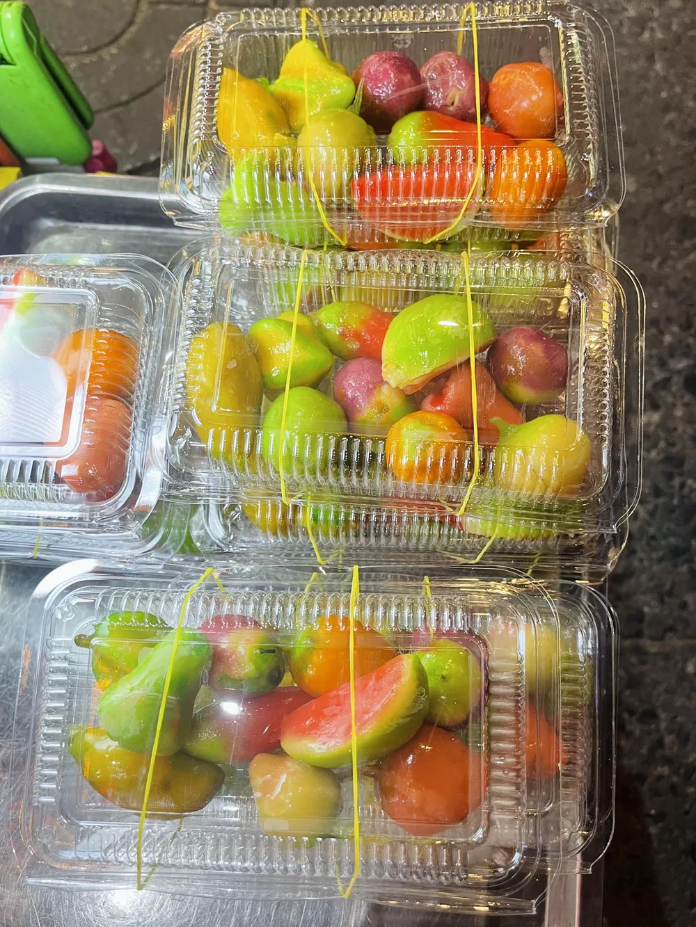 Dì Hai Bưởi bên cạnh quầy bánh trái cây đậu xanh ở góc đường Nguyễn Đình Chiểu. Ảnh KHÁNH TRÚC Dì Hai Bưởi bên cạnh quầy bánh trái cây đậu xanh ở góc đường Nguyễn Đình Chiểu. Ảnh KHÁNH TRÚC