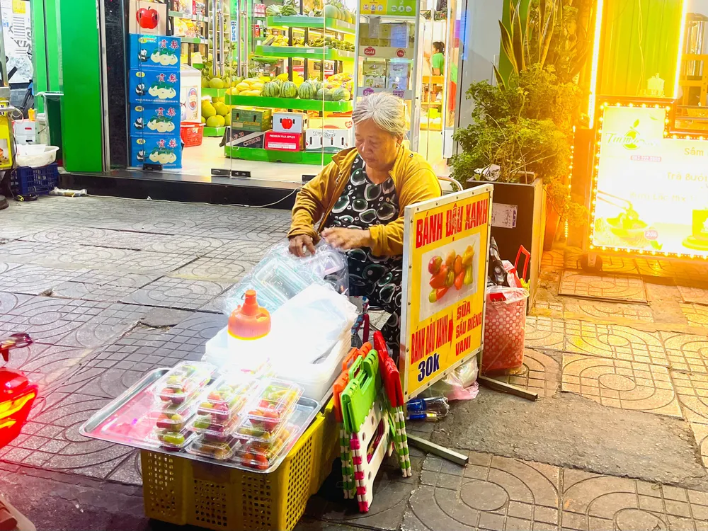 "Tiệm" bánh trái cây đậu xanh đủ màu của dì Hai Bưởi ảnh 5 banh trai cay di hai buoi