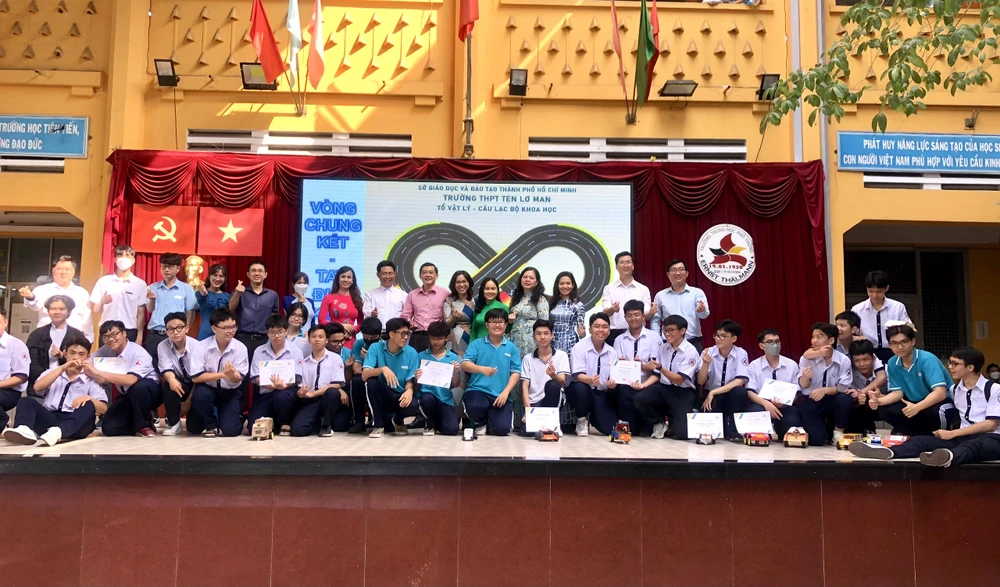 Thầy cô chụp hình lưu niệm với các đội thi Chung kết "Tay đua kiệt xuất" Ảnh: KHÁNH TRÚC