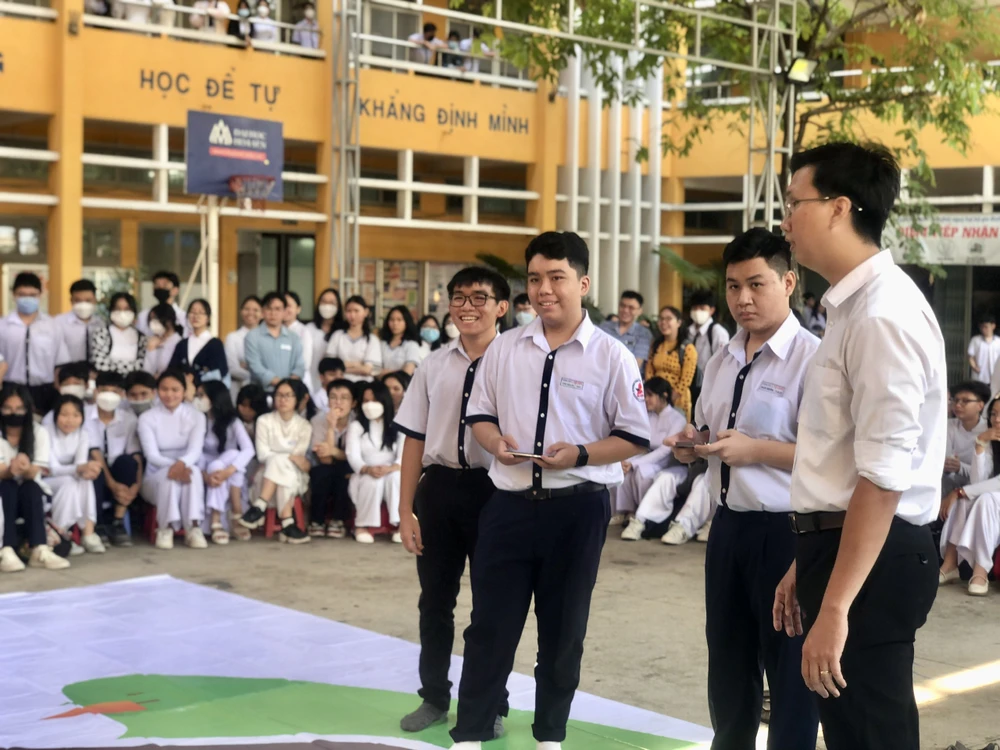 Các đội thi tập trung cho phần thi Chung kết "Tay đua kiệt xuất" của mình.