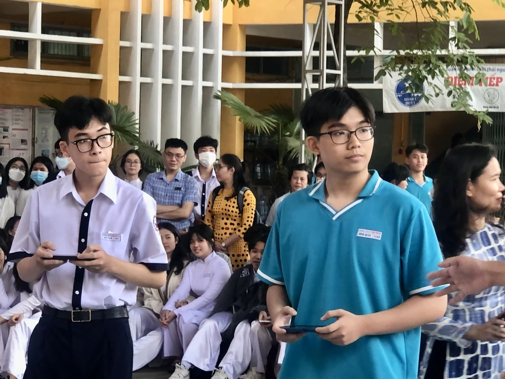 Các bạn học sinh chăm chú nghe phổ biến luật thi Chung kết "Tay đua kiệt xuất".