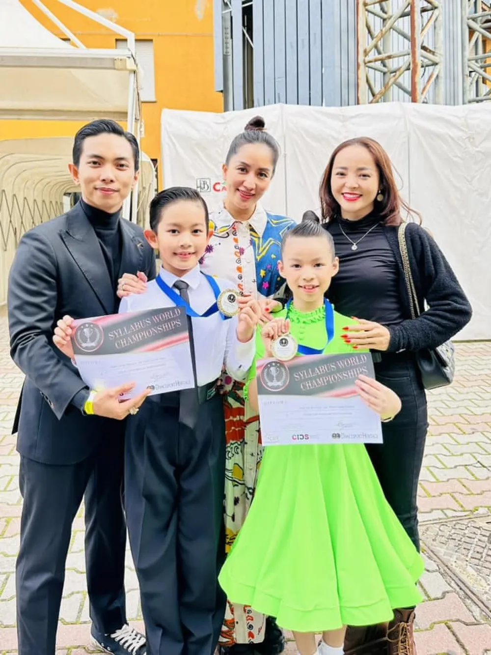 Gia đình Phan Hiển, Khánh Thi và con trai sau chiến thắng. Ảnh: FBNV