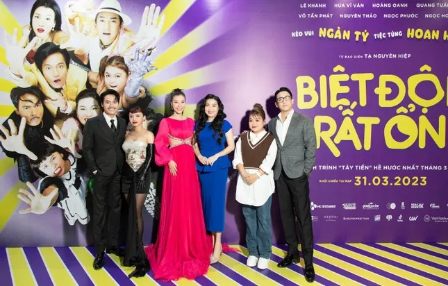 Dàn diễn viên trong Biệt đội bất ổn trên thảm đỏ ra mắt phim. Ảnh: NSX