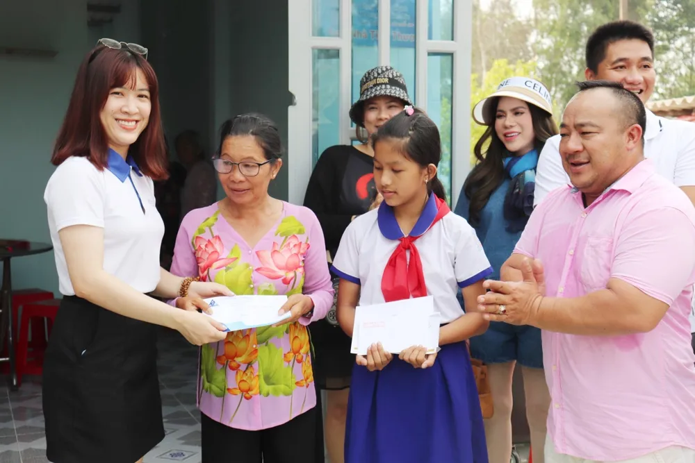 Hiếu Hiền, Lâm Vũ tặng nhà tình thương cho người khó khăn. Ảnh: NSCC