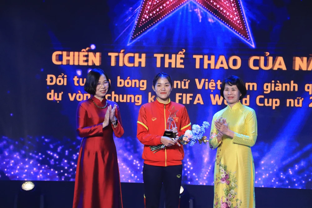 Cầu thủ Chương Thị Kiều đại diện đội tuyển bóng đá nữ Việt Nam nhận giải. Ảnh: H.N