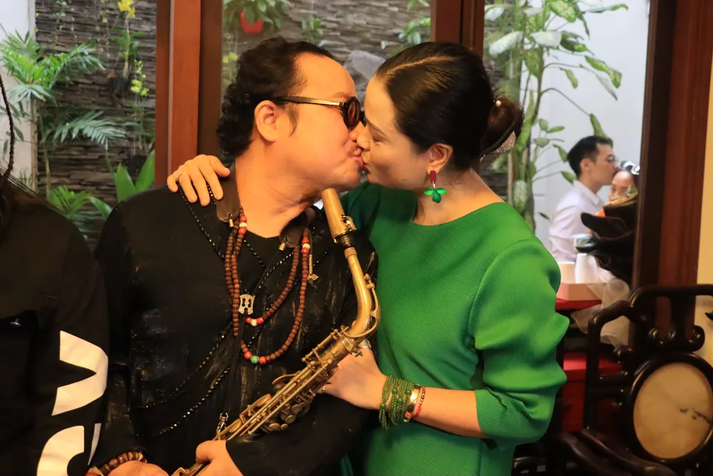 Nghệ sĩ Saxophone Trần Mạnh Tuấn hạnh phúc khi có bà xã luôn đồng hành.