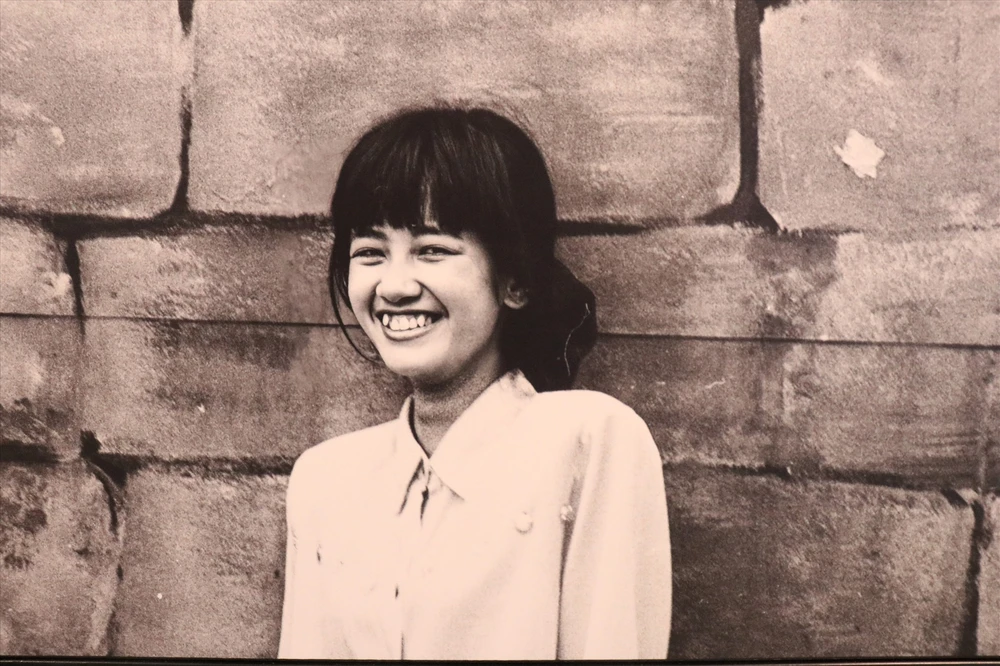 Bức ảnh chụp Hồng Nhung tại khu Văn Thánh, TP.HCM vào năm 1997 khiến nhiều khách tham quan chú ý tại triển lãm. Thời điểm này, nữ ca sĩ gây ấn tượng với vẻ đẹp tươi trẻ, nụ cười răng khểnh và đôi mắt có chiều sâu. Nét đẹp ấy trở thành nguồn cảm hứng cho nhạc sĩ viết bài "Thuở Bống là người", với câu hát: "Bống đùa biển khơi. Bống đùa núi đồi. Bống đùa đùa tôi".