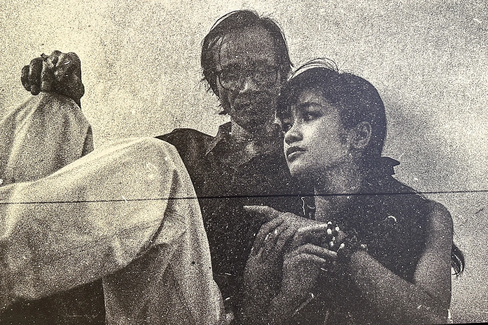 Trịnh Công Sơn và Hồng Nhung trò chuyện trước giờ ăn trưa vào năm 1993. Lúc này, cả hai đang bàn luận về ca khúc "Bống bồng ơi" - một trong chùm ba bài hát nhạc sĩ dành tặng riêng cho chị. Dù ảnh phim bị nhiều vết xước, Dương Minh Long vẫn giữ lại vì thích màu hoài niệm của tấm hình. Ảnh: DƯƠNG MINH LONG