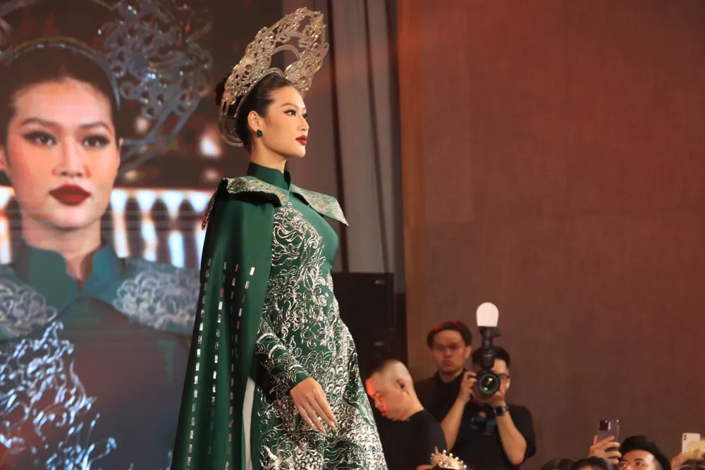 Hoa hậu Đoàn Thiên Ân trong bộ sưu tập Áo dài của NTK Vũ Lan Anh.