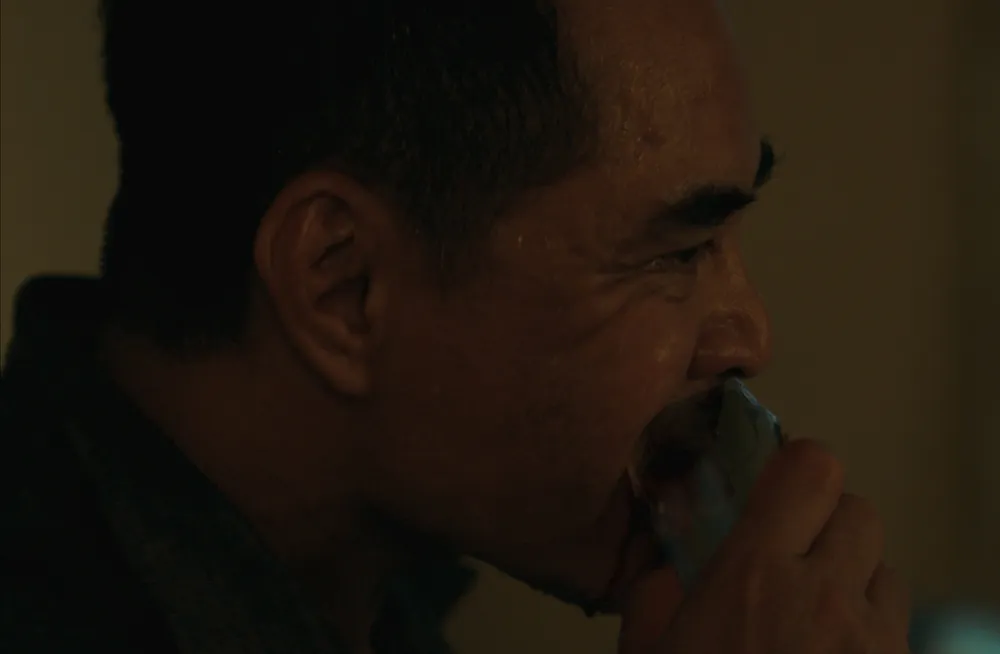 Hình ảnh Trung Dũng nhai ly thủy tinh khiến khán giả "rùng mình". Ảnh: Chụp màn hình Hình ảnh Trung Dũng nhai ly thủy tinh khiến khán giả "rùng mình". Ảnh: Chụp màn hình