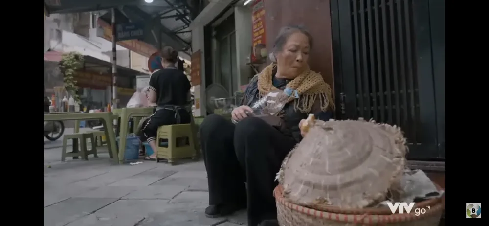 Hình ảnh chiếc nón lá rách của NSƯT Thanh Quý gây tranh cãi. Ảnh: Chụp màn hình