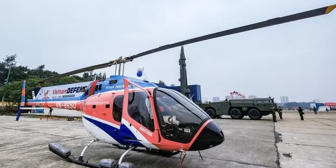 Chiếc trực thăng Bell 505 số hiệu VN-8650 tại triển lãm quốc phòng quốc tế diễn ra hồi tháng 12-2022 - Ảnh: Nam Trần