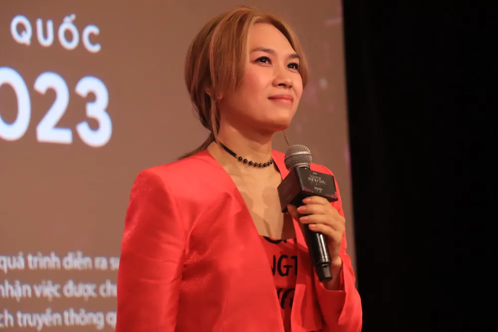 Mỹ Tâm nghẹn ngào lắng nghe những chia sẻ từ bạn bè, người thân sau giờ chiếu phim.