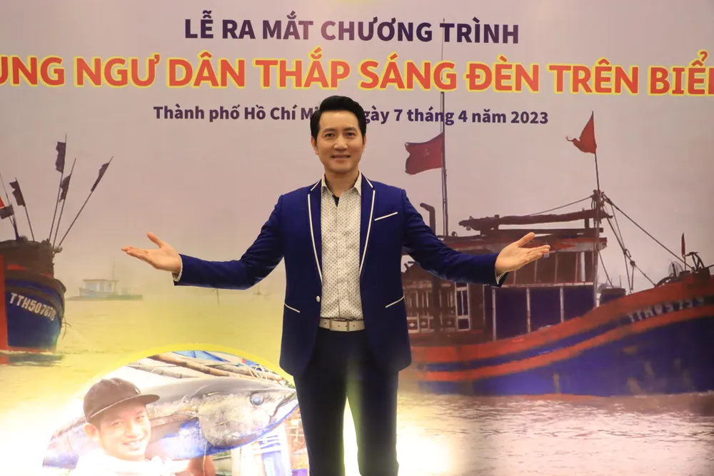 Với Nguyễn Phi Hùng, mỗi khi được gắn bó với hoạt động như thế này, anh lại có cảm xúc biết ơn, tri ân những người đã ngã xuống hay những người đang bảo vệ những tuyến đầu đặc biệt là biển đảo của Việt Nam. Ảnh: HÀ NGUYỄN