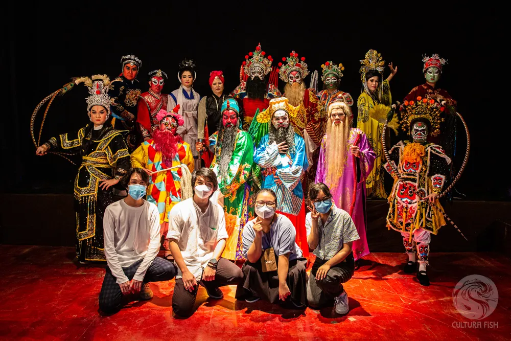 Các thành viên Hiếu Văn Ngư chụp hình cùng các nghệ sĩ hát bội ở dự án "Mô hình nhân vật trong nghệ thuật hát Bội Việt Nam". Ảnh: HIẾU VĂN NGƯ Các thành viên Hiếu Văn Ngư chụp hình cùng các nghệ sĩ hát bội ở dự án "Mô hình nhân vật trong nghệ thuật hát Bội Việt Nam". Ảnh: HIẾU VĂN NGƯ