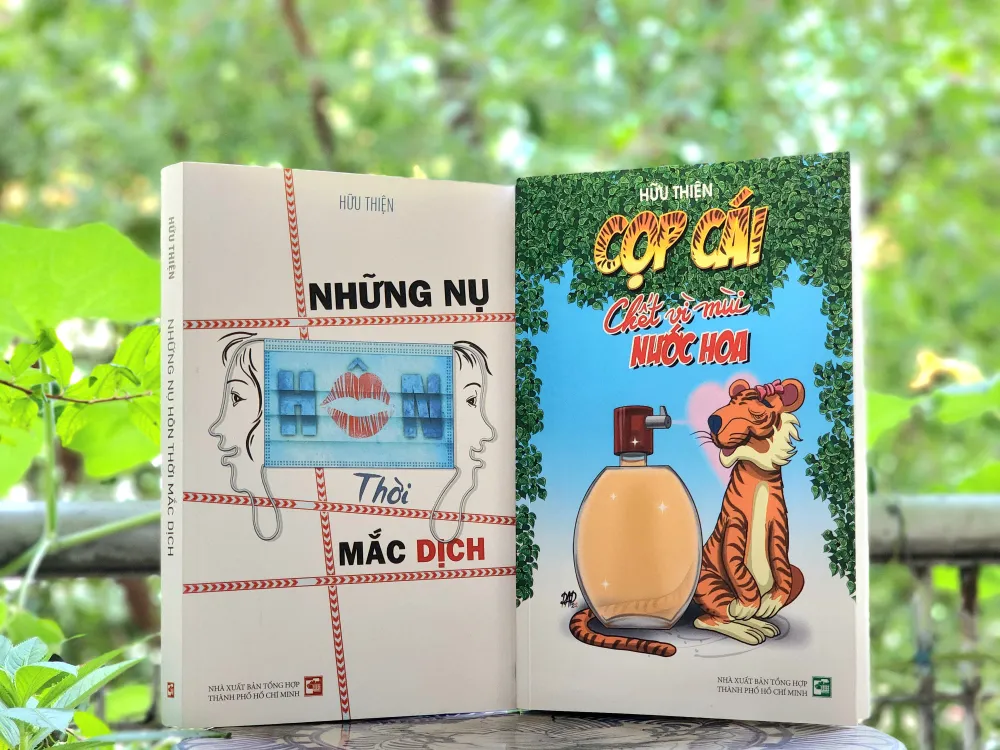 Tác phẩm "Cọp cái chết vì mùi nước hoa" và "Những nụ hôn thời mắc dịch" của nhà báo, tác giả Hữu Thiện. Ảnh: HÀ NGUYỄN Tác phẩm "Cọp cái chết vì mùi nước hoa" và "Những nụ hôn thời mắc dịch" của nhà báo, tác giả Hữu Thiện. Ảnh: HÀ NGUYỄN
