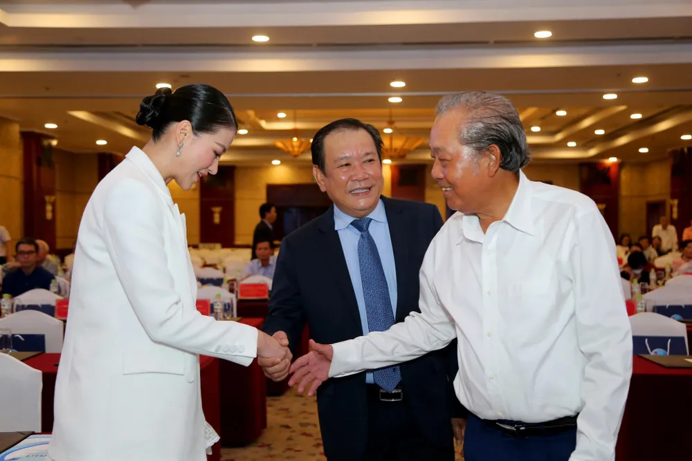 Từ phải sang: Ông Trương Hòa Bình nguyên Ủy viên Bộ Chính trị, nguyên Phó Thủ tướng Thường trực, ông Mai Ngọc Phước, TBT báo Pháp luật TP.HCM và Hoa hậu Phương Khánh, đại sứ &quot;Cùng ngư dân thắp sáng đèn trên biển&quot;. Ảnh: TRƯỜNG GIANG