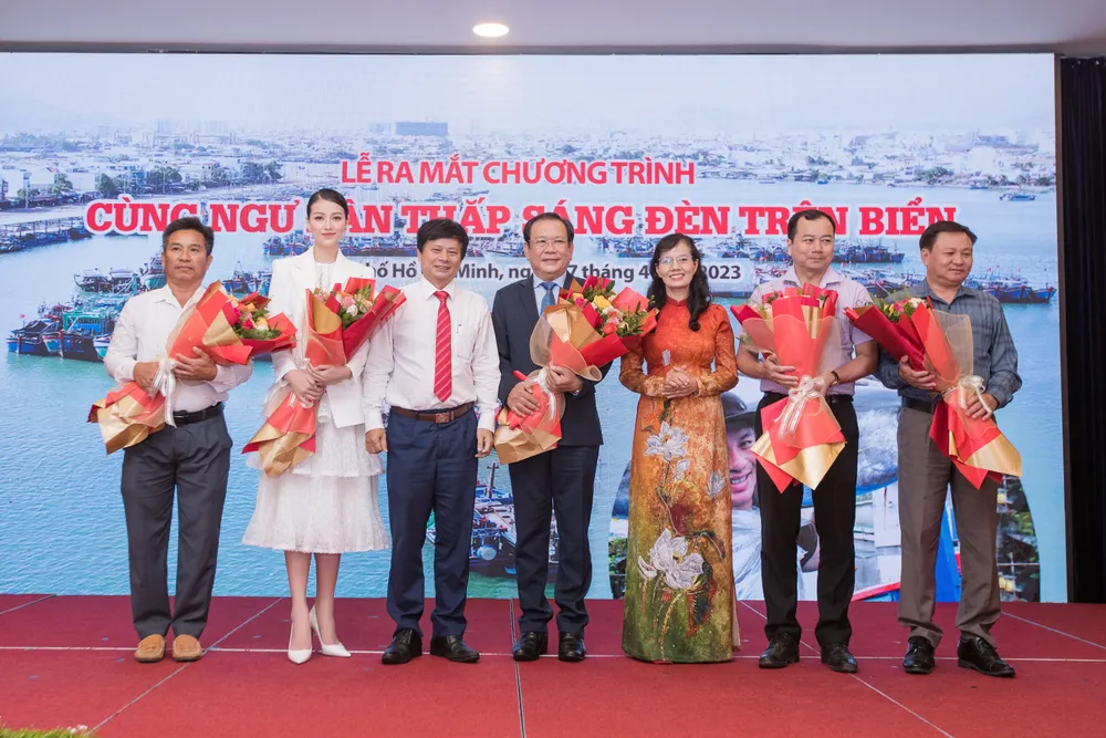 Hoa hậu Phương Khánh (thứ hai từ trái sang) cùng các đơn vị đồng hành cùng chương trình. Ảnh: TRƯỜNG GIANG