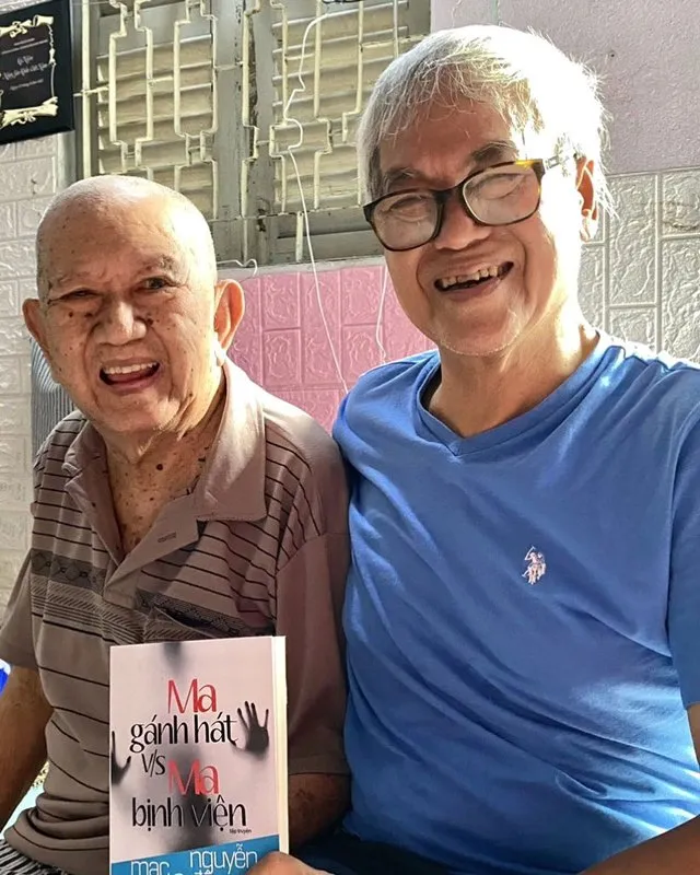 Nghệ sĩ, nhà văn Mạc Can và nhà báo, nhà văn Nguyễn Đông Thức cùng tác phẩm Ma gánh hát v/s Ma bịnh viện. Ảnh: CTV