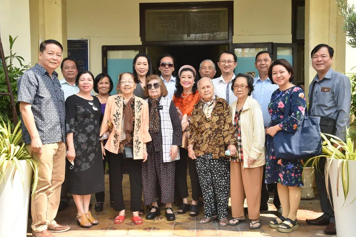 Đại diện Sở VH-TT thành phố, Ban Tuyên giáo, lãnh đạo Hội Sân khấu TP.HCM dẫn bảy nghệ sĩ đến thăm Trung tâm dưỡng lão Thị Nghè. Ảnh: NGUYỄN TRUNG