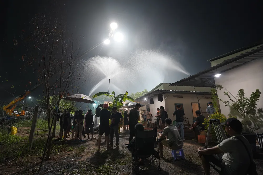 Nhà trọ cùng những cơn mưa được Lý Hải tự dựng để phục vụ cho Lật mặt 6. Ảnh: ĐPCC Nhà trọ cùng những cơn mưa được Lý Hải tự dựng để phục vụ cho Lật mặt 6. Ảnh: ĐPCC