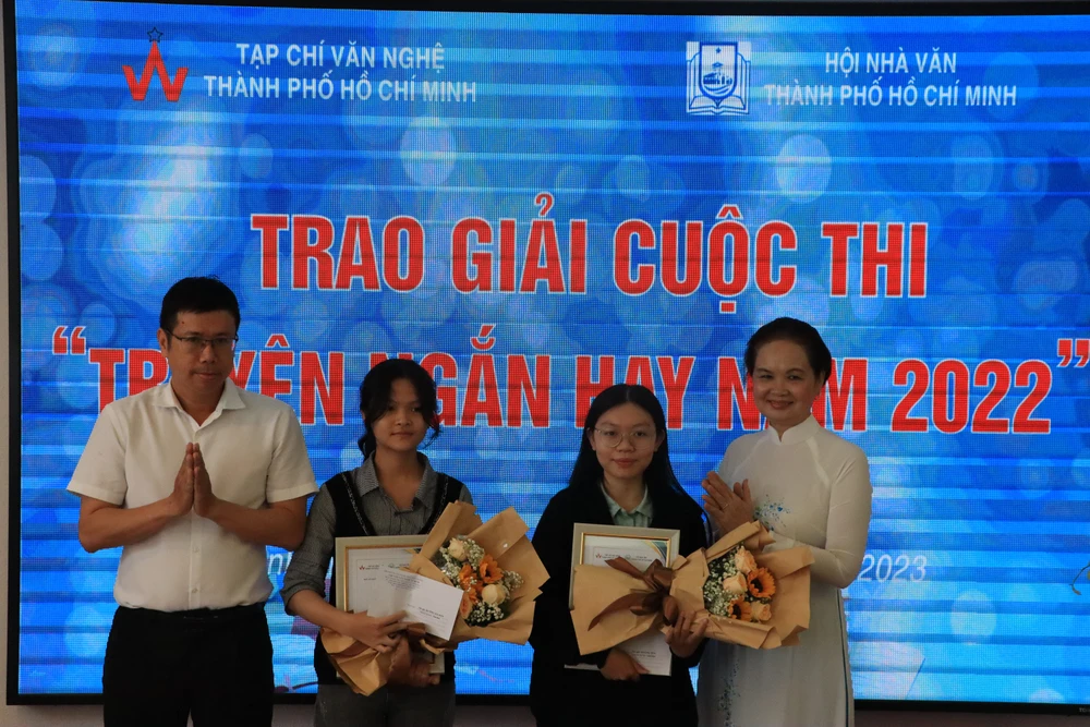 Hai tác giả trẻ Dương Gia Hân và Hoàng Yến (từ trái sang).