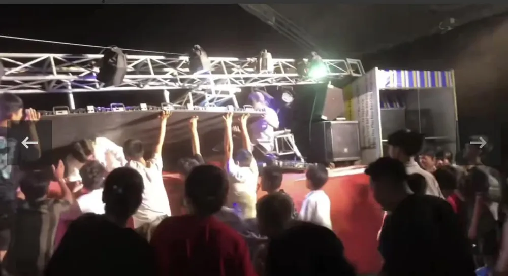 Tấm đèn led ngã đè trúng hai vũ công. Ảnh: Chụp màn hình Tấm đèn led ngã đè trúng hai vũ công. Ảnh: Chụp màn hình