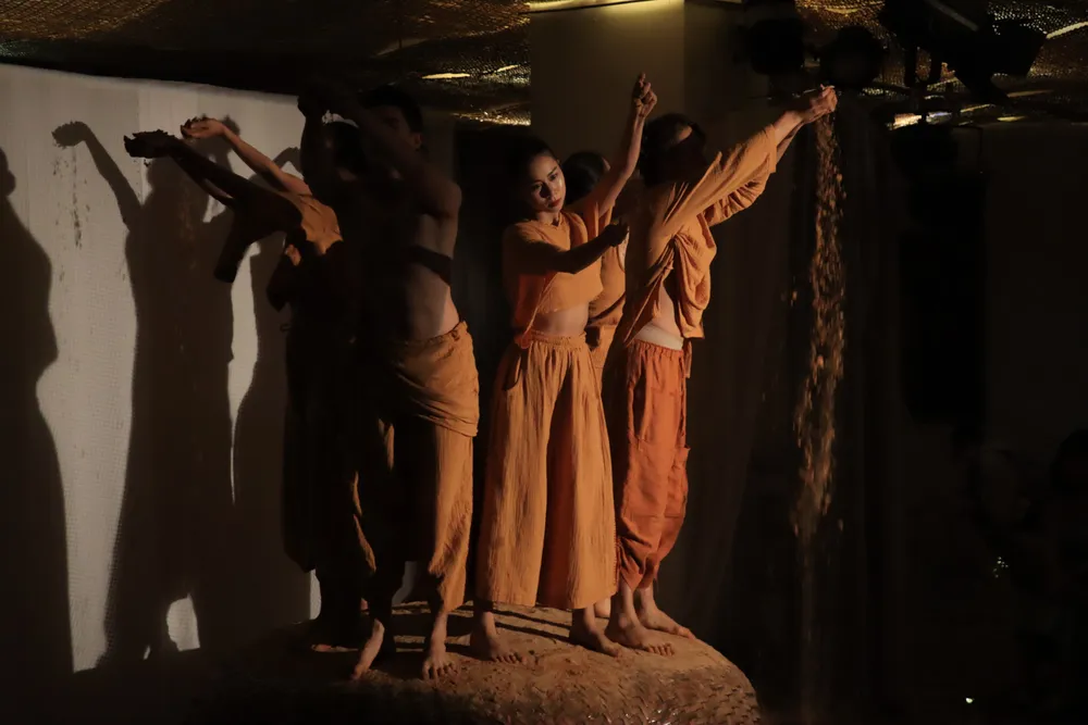 Các nghệ sĩ có khoảng một tháng sống ở Côn Đảo để lấy cảm hứng sáng tạo. Ảnh: HÀ NGUYỄN