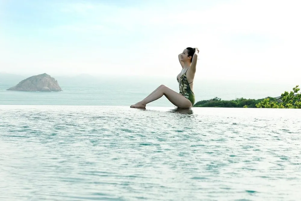 Trước đó, Người đẹp sinh năm 1971 đã nhiều lần tỏa sáng dù chỉ mặc bikini có kiểu dáng đơn giản